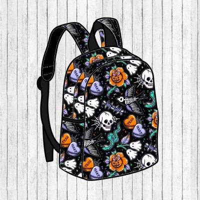 Mochila preta com padrão colorido de caveiras, flores, corações e ossos
