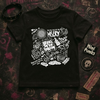 T-shirt preta com estampado branco e desenhos variados sobre fundo escuro.