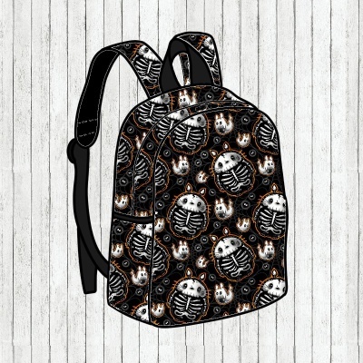 Mochila preta com padrão de esqueletos de joaninhas e olhos laranja e branco
