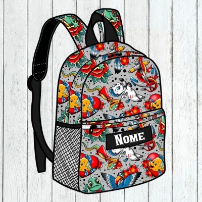 Mochila colorida com estampas de tatuagens tradicionais e etiqueta NOME no bolso frontal