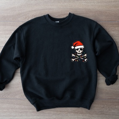 Sweatshirt preta com estampa de caveira com chapéu de Papai Noel