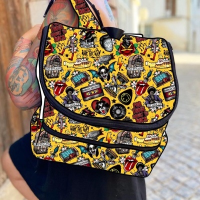 Mochila colorida com padrões de rock and roll e caveiras.
