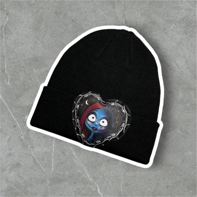 Gorro preto de malha com estampa de personagem azul dentro de coração de arame farpado