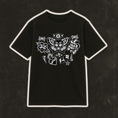 T-shirt preta com estampas brancas de borboleta, gato, caveira e outros elementos gráficos.