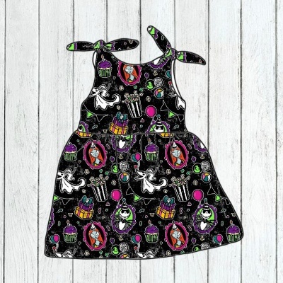 Vestido infantil preto com padrão colorido de Halloween e alças para amarrar