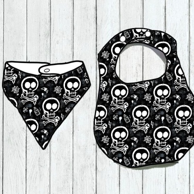 Babete e bandana para bebé com padrão de caveiras em tecido preto