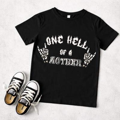 T-shirt preta com estampado branco e ténis pretos com branco num fundo branco texturizado