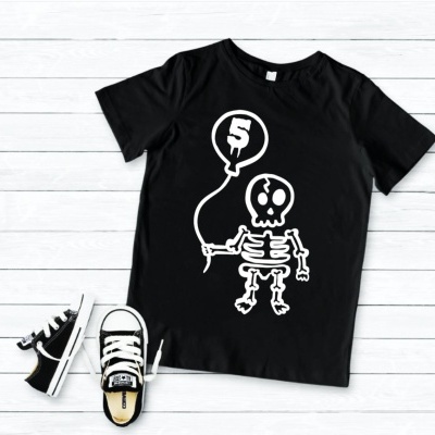 T-shirt preta com estampa de esqueleto e balão nº 5 com ténis infantis preto e branco