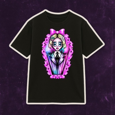 T-shirt preta com estampa colorida de personagem feminina estilizada