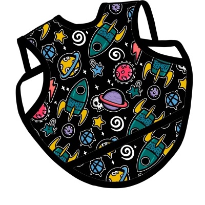 Babete infantil com padrão espacial colorido sobre fundo preto