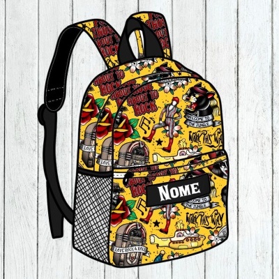 Mochila amarela com padrão colorido e etiqueta 'NOME'