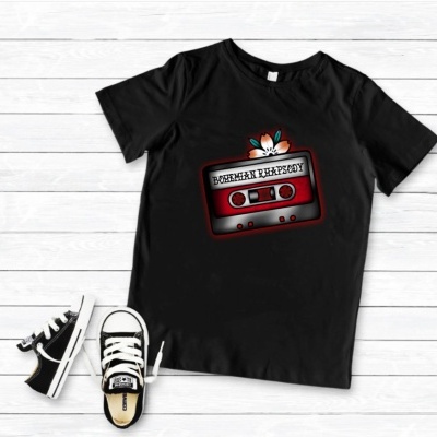 Camiseta preta com estampa de cassete musical e ténis pretos e brancos