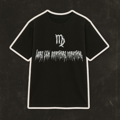 T-shirt preta com símbolo de Virgem e texto branco estilizado no centro.