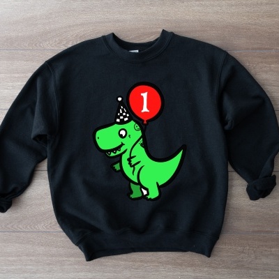 Sweatshirt preta com dinossauro verde e balão vermelho com número 1