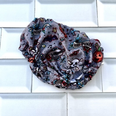 Touca ou faixa de cabelo com estampado colorido e fundo cinzento