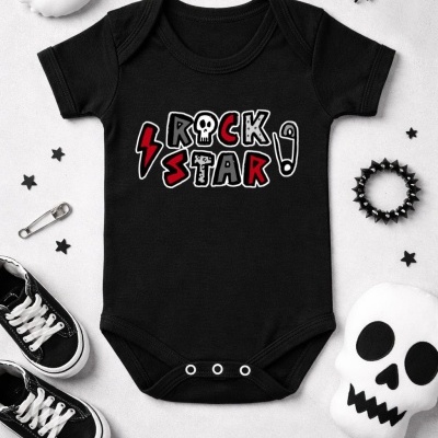 Body preto de bebé com texto ROCK STAR rodeado de acessórios e brinquedos temáticos