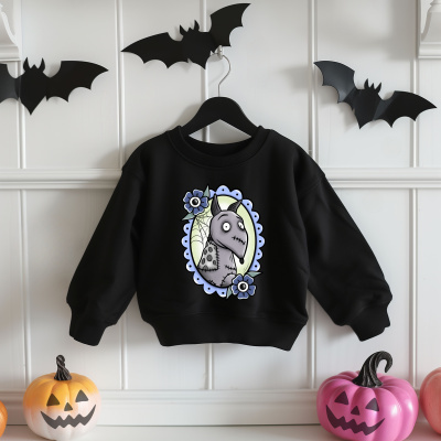 Sweatshirt preta infantil com estampa de rato estilizado e decoração de Halloween com morcegos e abóboras.