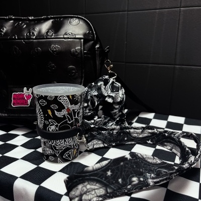 Bolsa preta com caveiras e copo Harley Davidson com pulseira de caveiras em tecido quadriculado