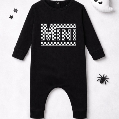 Macacão preto bebé manga comprida com texto MINI xadrez branco e preto e decoração Halloween