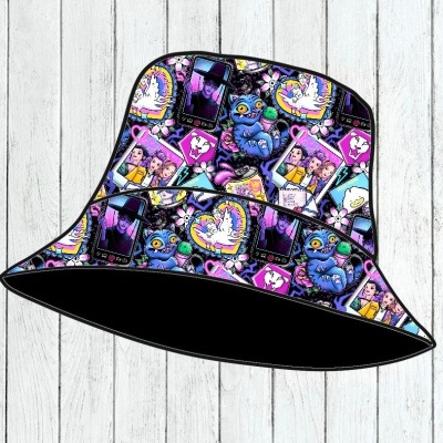 Chapéu tipo pescador colorido com padrão de personagens e corações