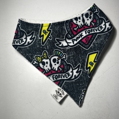 Bandana preta com padrão punk de caveiras e texto PUNK FOREVER