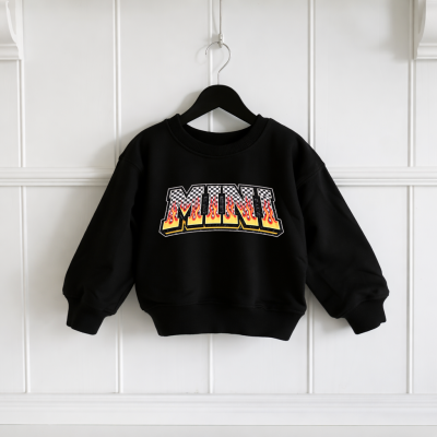 Sweatshirt preta com estampa a cores pendurada num cabide