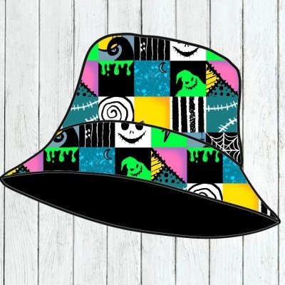 Chapéu de balde colorido com padrão de Halloween em fundo de madeira clara