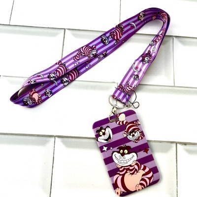 Cracha roxo com personagens do Gato Cheshire e cordão combinando