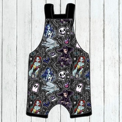 Macacão infantil preto com padrão gótico colorido e personagens em fundo branco