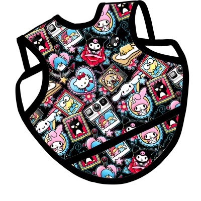 Babete preto com padrão colorido de personagens desenhados