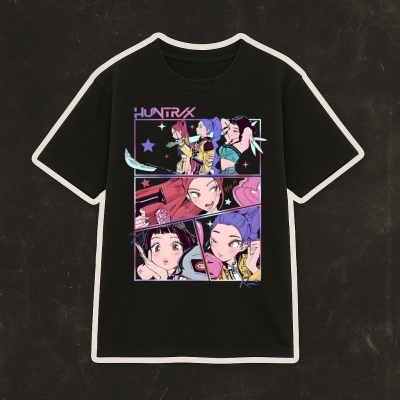 T-shirt preta com estampa colorida de personagens anime e texto HUNTR X