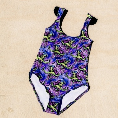 Fato de banho colorido com padrão abstrato