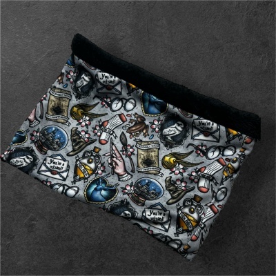 Cachecol tubular com padrão mágico em cinza e interior preto felpudo