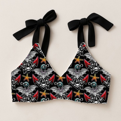 Top de bikini com padrão colorido de morcegos, âncoras e estrelas-do-mar