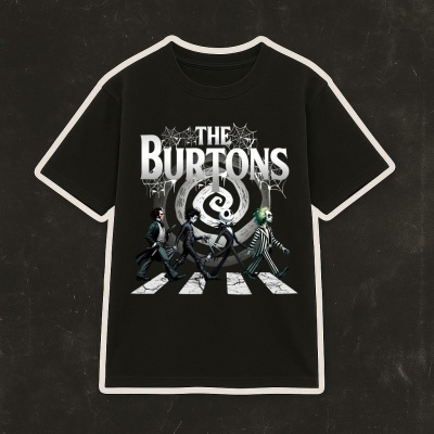 T-shirt preta com estampa dos personagens 'THE BURTONS' atravessando faixa de peões.