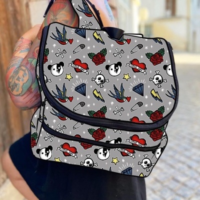 Mochila cinza com padrão tatuagens coloridas usada por pessoa com tatuagens num ambiente urbano