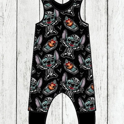 Macacão de bebé preto com padrão de personagem pirata azul e caixões com corações