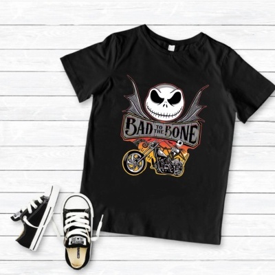 T-shirt preta com estampado de caveira e moto com texto BAD TO THE BONE e sapatilhas infantis pretas