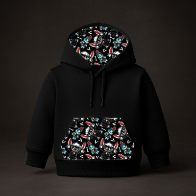 Sweatshirt preta com estampado colorido no capuz e bolso
