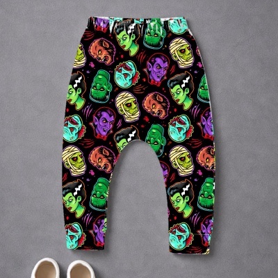 Calças infantis com padrão colorido de monstros clássicos em fundo preto