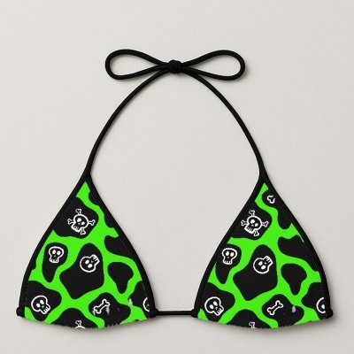 Top de bikini triangular verde com caveiras