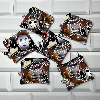 Capas para AirPods com design de terror em fundo preto com elementos como máscaras, rostos e facas