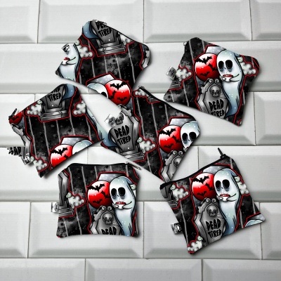 Roupas infantis com padrão de fantasmas e texto 'DEAD TIRED'