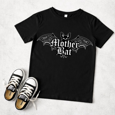 T-shirt preta com estampado morcego e texto Mother Bat junto a sapatilhas pretas e brancas