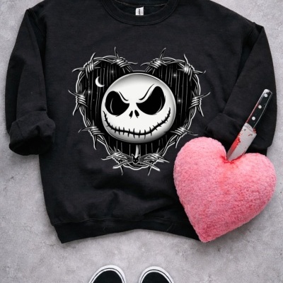 Camisola preta com caveira, coração felpudo cor-de-rosa e tenistas pretos com branco