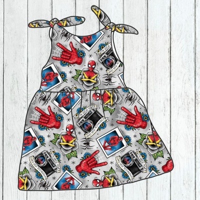 Vestido infantil cinzento com estampado colorido do Homem-Aranha
