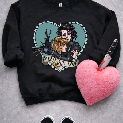 Sweatshirt preta com desenho de casal num coração azul e texto FORBIDDEN LOVE