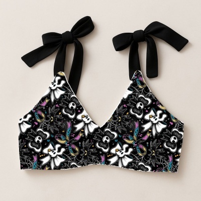 Top de bikini com padrão de fantasmas e flores coloridas com tiras de amarrar pretas