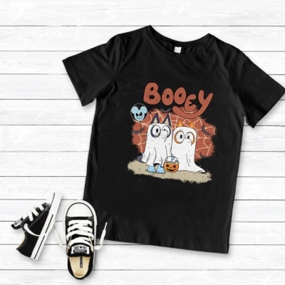 Camiseta preta com estampa de Halloween com fantasmas e texto Booey