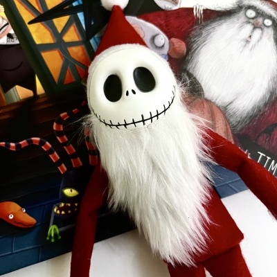 Boneco de peluche com cabeça branca e barba longa vestido de Pai Natal vermelho